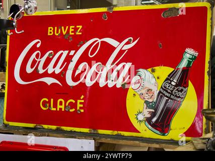 Das Vintage Coca-Cola-Schild wirbt für Iced Drink im Mondo Creativo, einer großen Ausstellung, die kreativen Hobbys in Italien gewidmet ist. Stockfoto