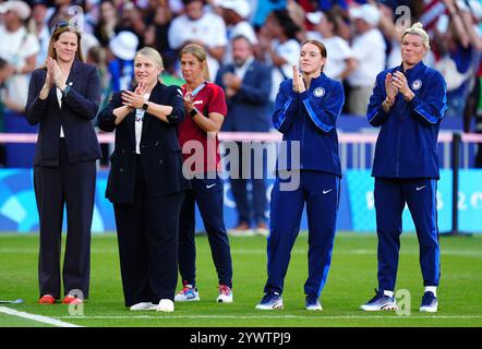 Aktenfoto vom 10-08-2024 der US-Managerin Emma Hayes nach dem Spiel der Frauen mit der Goldmedaille im Parc des Princes, Paris, am 15. Tag der Olympischen Spiele 2024 in Paris. Emma Hayes führte mit Chelsea erneut die Women’s Super League an, bevor sie eine neue Herausforderung über den Atlantik antrat und die Vereinigten Staaten zu olympischem Gold führte, während es in Schottland ein weiteres Liga- und Pokaldoppelspiel für Celtic gab. Ausgabedatum: Donnerstag, 12. Dezember 2024. Stockfoto