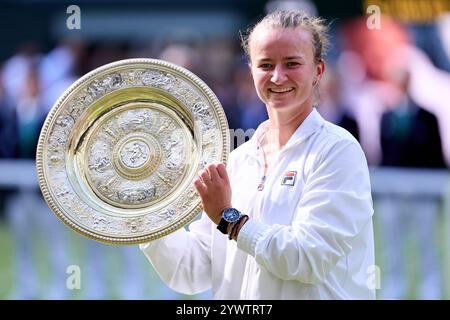 Dateifoto vom 13-07-2024 von 31 Barbora Krejcikova, die den Titel des Wimbledon Frauen-Einzelspiels gewann, indem sie die italienische siebte Sorte Jasmine Paolini 6-2 2-6 mit 6:4 besiegte. Ausgabedatum: Donnerstag, 12. Dezember 2024. Stockfoto