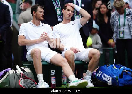 Aktenfoto vom 04.07.2024 von Andy Murray (rechts) und Jamie Murray, die 7-6 (6) 6-4 gegen Rinky Hijikata und John Peers in der ersten Runde in Wimbledon verloren haben, was Andy sein letztes Auftritt bei SW19 sein könnte. Ausgabedatum: Donnerstag, 12. Dezember 2024. Stockfoto