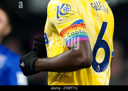 Aktenfoto vom 03.12.2024 von der Nahaufnahme von Marc Guehi aus Crystal Palace mit dem Armband des Kapitäns mit Regenbogenschnürung, das die Worte „Jesus Herz Sie“ trägt. Der Kapitän des Crystal Palace Marc Guehi sah sich keiner formellen Aktion des Football Association gegenüber, obwohl er zum zweiten Mal ein angepasstes Regenbogenarmband trug. Ausgabedatum: Donnerstag, 12. Dezember 2024. Stockfoto