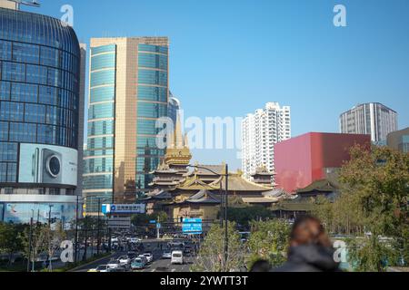 Jing'an Tempel und Gebäude von einer Fußgängerbrücke in der Nähe einer Kreuzung im Bezirk Jing'an, Shanghai, China an einem kalten Wintertag im Dezember Stockfoto