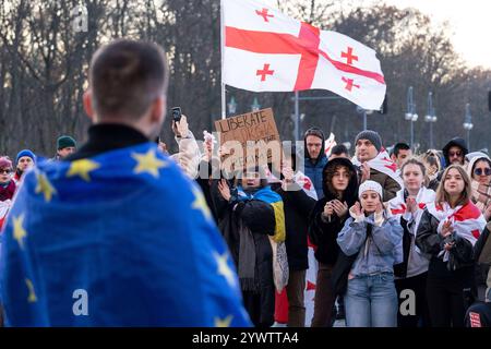 Georgier protestiert in Berlin gegen die Entscheidung der georgischen Regierung, die Verhandlungen über den Beitritt zur Europäischen Union aussetzen. Zum Protest hatte die pro-europäische NGO Georgisches Zentrum im Ausland GZA aufgerufen. / Georgier protestieren in Berlin gegen die Entscheidung der georgischen Regierung, die EU-Beitrittsverhandlungen auf Eis zu legen. Die pro-europäische NGO Georgian Center Abroad GZA hatte zu dem Protest aufgerufen. Schnappschuss-Fotografie/K.M.Krause *** Georgier protestieren in Berlin gegen die Entscheidung der georgischen Regierung, die EU-Beitrittsverhandlungen der pro-europäischen NGO G auf Eis zu legen Stockfoto