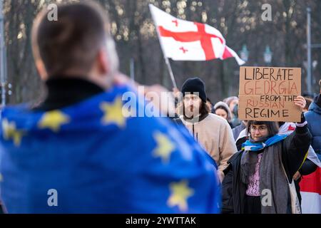 Georgier protestiert in Berlin gegen die Entscheidung der georgischen Regierung, die Verhandlungen über den Beitritt zur Europäischen Union aussetzen. Zum Protest hatte die pro-europäische NGO Georgisches Zentrum im Ausland GZA aufgerufen. / Georgier protestieren in Berlin gegen die Entscheidung der georgischen Regierung, die EU-Beitrittsverhandlungen auf Eis zu legen. Die pro-europäische NGO Georgian Center Abroad GZA hatte zu dem Protest aufgerufen. Schnappschuss-Fotografie/K.M.Krause *** Georgier protestieren in Berlin gegen die Entscheidung der georgischen Regierung, die EU-Beitrittsverhandlungen der pro-europäischen NGO G auf Eis zu legen Stockfoto