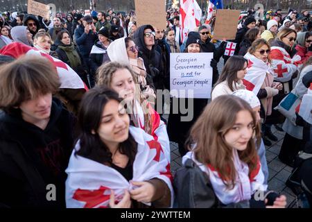 Georgier protestiert in Berlin gegen die Entscheidung der georgischen Regierung, die Verhandlungen über den Beitritt zur Europäischen Union aussetzen. Zum Protest hatte die pro-europäische NGO Georgisches Zentrum im Ausland GZA aufgerufen. / Georgier protestieren in Berlin gegen die Entscheidung der georgischen Regierung, die EU-Beitrittsverhandlungen auf Eis zu legen. Die pro-europäische NGO Georgian Center Abroad GZA hatte zu dem Protest aufgerufen. Schnappschuss-Fotografie/K.M.Krause *** Georgier protestieren in Berlin gegen die Entscheidung der georgischen Regierung, die EU-Beitrittsverhandlungen der pro-europäischen NGO G auf Eis zu legen Stockfoto