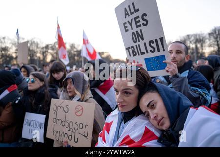 Georgier protestiert in Berlin gegen die Entscheidung der georgischen Regierung, die Verhandlungen über den Beitritt zur Europäischen Union aussetzen. Zum Protest hatte die pro-europäische NGO Georgisches Zentrum im Ausland GZA aufgerufen. / Georgier protestieren in Berlin gegen die Entscheidung der georgischen Regierung, die EU-Beitrittsverhandlungen auf Eis zu legen. Die pro-europäische NGO Georgian Center Abroad GZA hatte zu dem Protest aufgerufen. Schnappschuss-Fotografie/K.M.Krause *** Georgier protestieren in Berlin gegen die Entscheidung der georgischen Regierung, die EU-Beitrittsverhandlungen der pro-europäischen NGO G auf Eis zu legen Stockfoto