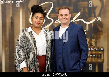 Devid Striesow mit Ehefrau Ines Ganzberger-Striesow bei der Premiere des ARD TV-Films Bach -ein Weihnachtswunder im Paulinum. Leipzig, 11.12.2024 *** Devid Striesow mit seiner Frau Ines Ganzberger Striesow bei der Premiere des ARD-Fernsehfilms Bach ein Weihnachtswunder im Paulinum Leipzig, 11 12 2024 Foto:XR.xStoffelsx/xFuturexImagex bach 4224 Stockfoto