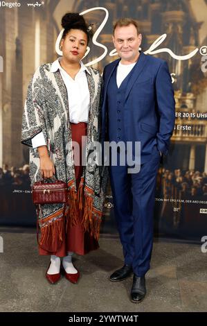 Devid Striesow mit Ehefrau Ines Ganzberger-Striesow bei der Premiere des ARD TV-Films Bach -ein Weihnachtswunder im Paulinum. Leipzig, 11.12.2024 *** Devid Striesow mit seiner Frau Ines Ganzberger Striesow bei der Premiere des ARD-Fernsehfilms Bach ein Weihnachtswunder im Paulinum Leipzig, 11 12 2024 Foto:XR.xStoffelsx/xFuturexImagex bach 4222 Stockfoto