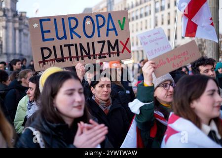 Georgier protestiert in Berlin gegen die Entscheidung der georgischen Regierung, die Verhandlungen über den Beitritt zur Europäischen Union aussetzen. Zum Protest hatte die pro-europäische NGO Georgisches Zentrum im Ausland GZA aufgerufen. / Georgier protestieren in Berlin gegen die Entscheidung der georgischen Regierung, die EU-Beitrittsverhandlungen auf Eis zu legen. Die pro-europäische NGO Georgian Center Abroad GZA hatte zu dem Protest aufgerufen. Schnappschuss-Fotografie/K.M.Krause *** Georgier protestieren in Berlin gegen die Entscheidung der georgischen Regierung, die EU-Beitrittsverhandlungen der pro-europäischen NGO G auf Eis zu legen Stockfoto