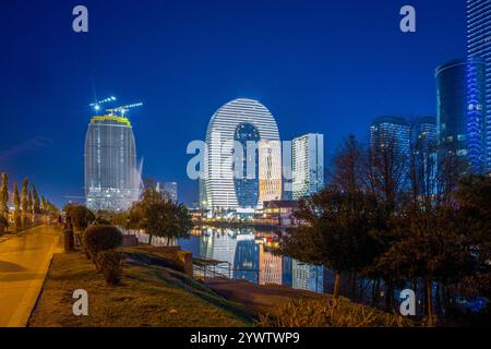Fantastisches Panorama der Wolkenkratzer (Hotels) in Batumi - Resort am Schwarzen Meer in Georgia in der blauen Stunde des Sonnenuntergangs Stockfoto