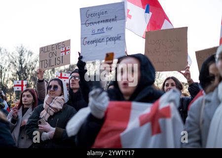 Georgier protestiert in Berlin gegen die Entscheidung der georgischen Regierung, die Verhandlungen über den Beitritt zur Europäischen Union aussetzen. Zum Protest hatte die pro-europäische NGO Georgisches Zentrum im Ausland GZA aufgerufen. / Georgier protestieren in Berlin gegen die Entscheidung der georgischen Regierung, die EU-Beitrittsverhandlungen auf Eis zu legen. Die pro-europäische NGO Georgian Center Abroad GZA hatte zu dem Protest aufgerufen. Schnappschuss-Fotografie/K.M.Krause *** Georgier protestieren in Berlin gegen die Entscheidung der georgischen Regierung, die EU-Beitrittsverhandlungen der pro-europäischen NGO G auf Eis zu legen Stockfoto