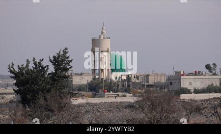 GOLANHÖHEN, ISRAEL – 11. DEZEMBER: Eine Moschee im syrischen Dorf El hmidaiah im Gouvernement Quneitra, von den in Israel annektierten Golanhöhen aus gesehen, als die israelische Armee ihre Bodenkräfte in der syrischen Pufferzone am 11. Dezember 2024 in Golanhöhen, Israel, verstärkt. Stockfoto