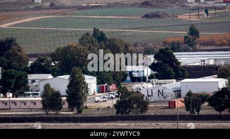 GOLANHÖHEN, ISRAEL – 11. DEZEMBER: Basis der UNDOF für die Unbindung der Vereinten Nationen, die an den Grenzübergang von Quneitra zu Syrien in den von Israel annektierten Golanhöhen anknüpft, da die israelische Armee ihre Bodenkräfte in der syrischen Pufferzone am 11. Dezember 2024 in Golanhöhen, Israel, verstärkt. Stockfoto