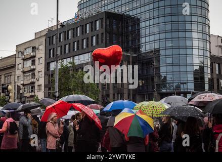 Belgrad, Serbien – 27. Mai 2023: Versammelte Menschen zum Protest gegen Gewalt im Zentrum von Belgrad Stockfoto