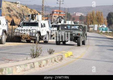 (241212) -- KHIAM, 12. Dezember 2024 (Xinhua) -- Fahrzeuge der libanesischen Armee und der Interimstruppe der Vereinten Nationen im Libanon (UNIFIL) werden während ihres Vormarsches nach Chiam, Libanon, am 11. Dezember 2024 gesehen. Libanesische Armeeeinheiten, begleitet von den Friedenssicherungskräften der Vereinten Nationen, entsandten am Mittwochnachmittag fünf Positionen in der Umgebung von Chiam, einer Stadt im östlichen Teil des südlichen Grenzgebiets Libanons, wie das libanesische Armeekommando sagte. "Armeeeinheiten waren in Abstimmung mit der Interimstruppe der Vereinten Nationen im Libanon (UNIFIL) an fünf Orten um die Stadt Khiam stationiert", sagte das Kommando in einer Erklärung. Die Abt. Stockfoto