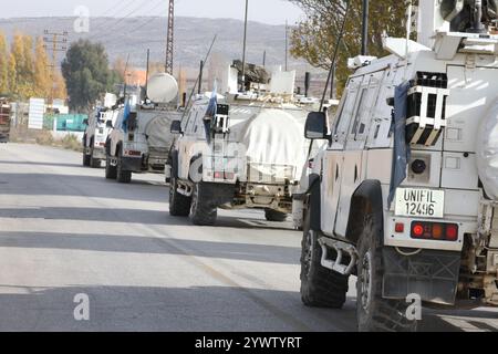 (241212) -- KHIAM, 12. Dezember 2024 (Xinhua) -- Fahrzeuge der Interimstruppe der Vereinten Nationen in Libanon (UNIFIL) werden während ihres Vormarsches nach Chiam, Libanon, am 11. Dezember 2024 gesehen. Libanesische Armeeeinheiten, begleitet von den Friedenssicherungskräften der Vereinten Nationen, entsandten am Mittwochnachmittag fünf Positionen in der Umgebung von Chiam, einer Stadt im östlichen Teil des südlichen Grenzgebiets Libanons, wie das libanesische Armeekommando sagte. "Armeeeinheiten waren in Abstimmung mit der Interimstruppe der Vereinten Nationen im Libanon (UNIFIL) an fünf Orten um die Stadt Khiam stationiert", sagte das Kommando in einer Erklärung. Die Bereitstellung, fügte die IT hinzu, Stockfoto