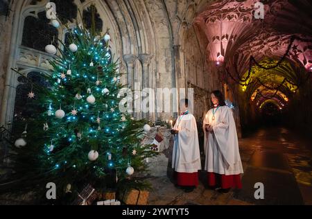 Joel (links) und Ella singen vor den Proben für die bevorstehenden Adventsgottesdienste der Kathedrale von Gloucester. Bilddatum: Mittwoch, 11. Dezember 2024. Stockfoto