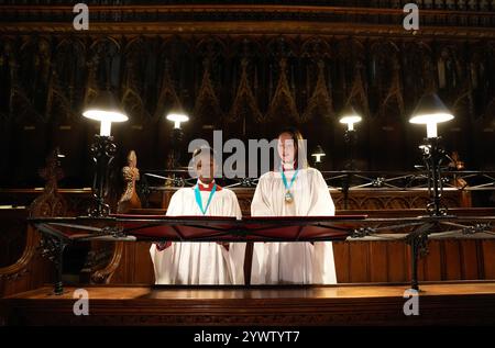 Die Chorister Joel (links) und Ella singen im Quire vor den Proben für die bevorstehenden Adventslieder der Kathedrale. Bilddatum: Mittwoch, 11. Dezember 2024. Stockfoto