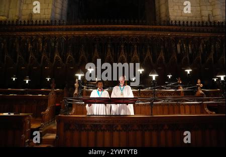 Die Chorister Joel (links) und Ella singen im Quire vor den Proben für die bevorstehenden Adventslieder der Kathedrale. Bilddatum: Mittwoch, 11. Dezember 2024. Stockfoto