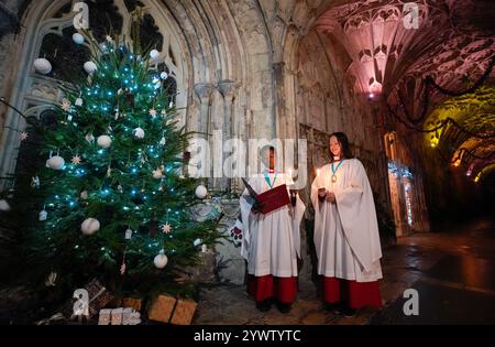 Joel (links) und Ella singen vor den Proben für die bevorstehenden Adventsgottesdienste der Kathedrale von Gloucester. Bilddatum: Mittwoch, 11. Dezember 2024. Stockfoto