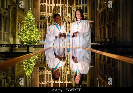 Die Chorister Joel (links) und Ella der Kathedrale von Gloucester halten vor den Proben für die bevorstehenden Adventslieder Kerzen. Bilddatum: Mittwoch, 11. Dezember 2024. Stockfoto