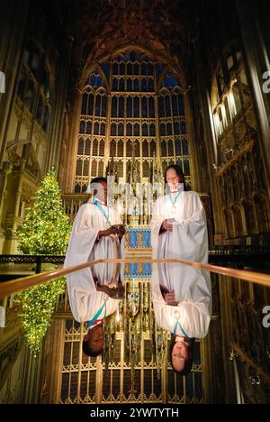 Die Chorister Joel (links) und Ella der Kathedrale von Gloucester halten vor den Proben für die bevorstehenden Adventslieder Kerzen. Bilddatum: Mittwoch, 11. Dezember 2024. Stockfoto