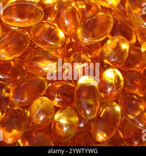 Ein Nahaufnahme quadratisches Bild von Fischöl Kapseln als Nahrungsergänzungsmittel, die Omega-3-Fettsäuren enthalten, die für die Gesundheit verbraucht werden. Stockfoto