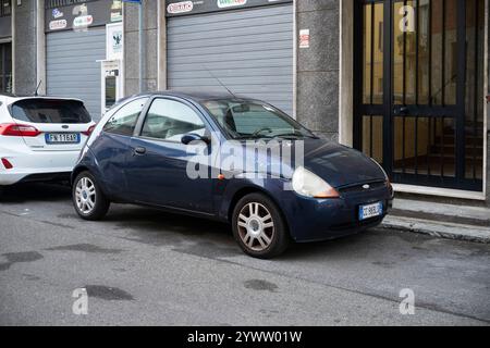 Cremona, Italien - 27. November 2024 auf einem Bürgersteig der Stadt steht Ein dunkelblauer ford Ka 1,3 Benzinmotor aus dem Jahr 2005 Stockfoto