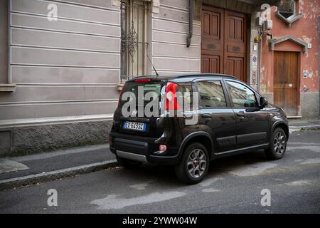 Cremona, Italien - 27. November 2024 geparkt Fiat Panda 4x4, ein kompakter Crossover-suv, auf einer Stadtstraße, der seine städtische Anpassungsfähigkeit und seinen Stil zeigt Stockfoto