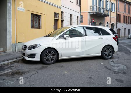 Cremona, Italien - 27. November 2024 Weißer mercedes-benz b 250e parkt auf einer städtischen Straße und präsentiert sein elegantes Design und den umweltfreundlichen Elektromotor Stockfoto