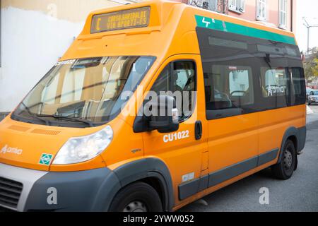 Cremona, Italien - 27. November 2024 Orange Fiat ducato öffentlicher Nahverkehr Minibus fährt in der Stadt und bietet Transportdienste für Passagiere Stockfoto