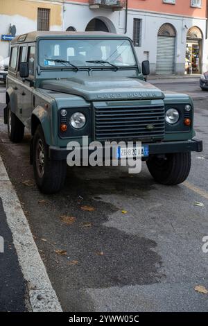 Cremona, Italien - 27. November 2024 Ein grüner Land rover Defender 110 Kombi, Modelljahr 2007-2016, mit einem puma tdci-Motor 2,4, steht auf einem Stockfoto