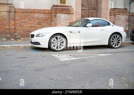 Cremona, Italien - 27. November 2024 geparkter weißer bmw z4 sdrive28i Roadster e89, der an einer Backsteinmauer liegt und Luxus und Stil in einem lebendigen ur vereint Stockfoto