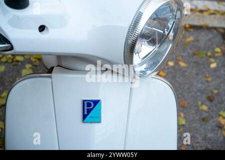 Cremona, Italien - 27. November 2024 Nahaufnahme eines weißen piaggio vespa primavera 125 Rollers, der auf einer Straße geparkt ist und sein ikonisches Design und Chrom zeigt Stockfoto