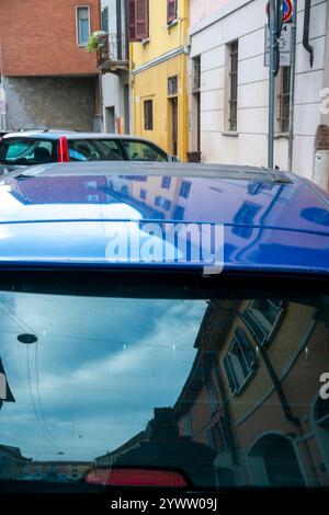 Cremona, Italien - 27. November 2024 Rückansicht eines blauen Punto aus Fiat mit 1,2 16 V, der auf einer schmalen Straße geparkt ist und ein traditionelles italienisches Gebäude widerspiegelt Stockfoto