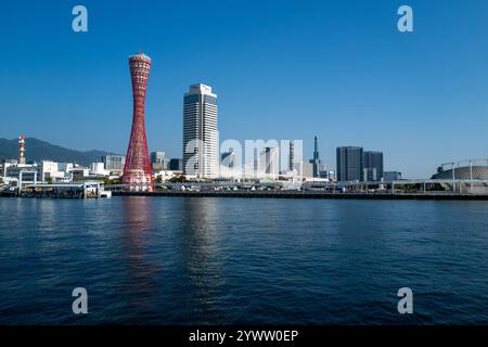 Ein Blick auf den Hafen von Kobe in Kansai Japan mit dem berühmten Roten Kobe Port Tower Stockfoto