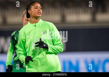 Wolfsburg, Deutschland. Dezember 2024. Sveindis Jane Jonsdottir aus Wolfsburg bereitet sich vor dem Spiel der UEFA Women's Champions League zwischen Wolfsburg und Roma im AOK-Stadion in Wolfsburg auf. Quelle: Gonzales Photo/Alamy Live News Stockfoto