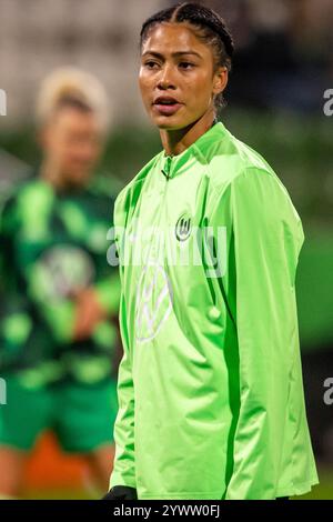 Wolfsburg, Deutschland. Dezember 2024. Sveindis Jane Jonsdottir aus Wolfsburg bereitet sich vor dem Spiel der UEFA Women's Champions League zwischen Wolfsburg und Roma im AOK-Stadion in Wolfsburg auf. Quelle: Gonzales Photo/Alamy Live News Stockfoto