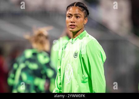 Wolfsburg, Deutschland. Dezember 2024. Sveindis Jane Jonsdottir aus Wolfsburg bereitet sich vor dem Spiel der UEFA Women's Champions League zwischen Wolfsburg und Roma im AOK-Stadion in Wolfsburg auf. Quelle: Gonzales Photo/Alamy Live News Stockfoto