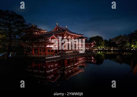 Ein Nachtanblick auf den zum UNESCO-Weltkulturerbe gehörenden buddhistischen Byodo-in-Tempel in Uji, südlich von Kyoto in Japan, Asien Stockfoto