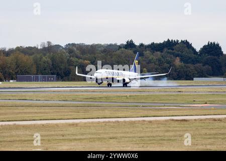 Ryanair Boeing 737 in London Stansted. Flugzeug in weiß und blau. Ryanair-Logos Stockfoto