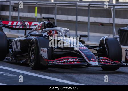 Yas Marina Circuit, Abu Dhabi, Vereinigte Arabische Emirate 10.Dezember 2024; Esteban Ocon aus Frankreich und MoneyGram Haas F1 Team während des Formel-1-Tests nach der Saison Credit: Jay Hirano/AFLO/Alamy Live News Stockfoto