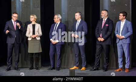 Von links: Mario Voigt Fraktionsvorsitzender CDU, Katja Wolf Fraktionsvorsitzender BSW, Georg Maier SPD, geschäftsführender Inneminister, Andreas Bühl Parlamentarischer Geschäftsführer CDU, Steffen Schütz Stellvertretender Fraktionsvorsitzender BSW, Lutz Liebscher Fraktionsvorsitzender SPD, 11.12.2024, Erfurt Deutschland, Politik, Unterzeichnung Regierungsvertrag Thüringen, Brombeer-Koalition *** von links Mario Voigt Fraktionsvorsitzender CDU , Katja Wolf Fraktionsvorsitzende BSW , Georg Maier SPD, amtierender Innenminister , Andreas Bühl Parlamentssekretär CDU , Steffen Schütz Stockfoto