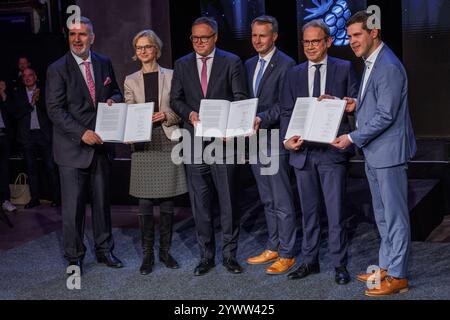 Präsentation der unterschriebenen Regierungsverträge von links: Steffen Schütz Stellvertretender Fraktionsvorsitzender BSW, Katja Wolf Fraktionsvorsitzender BSW, Mario Voigt Fraktionsvorsitzender CDU, Andreas Bühl Parlamentarischer Geschäftsführer CDU, Georg Maier SPD, geschäftsführender Inneminister, Lutz Liebscher Fraktionsvorsitzender SPD, 11.12.2024, Erfurt Deutschland, Politik, Unterzeichnung Regierungsvertrag Thüringen, Brombeer-Koalition *** Präsentation der unterzeichneten Regierungsverträge von links Steffen Schütz Stellvertretender Fraktionsvorsitzender BSW, Katja Wolf Fraktionsleiterin Stockfoto