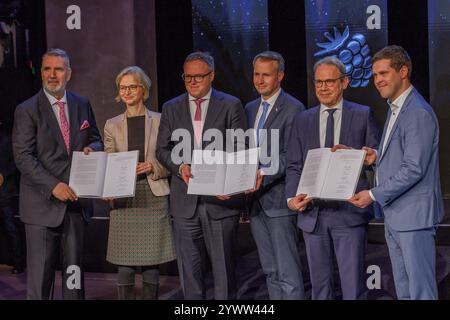 Präsentation der unterschriebenen Regierungsverträge von links: Steffen Schütz Stellvertretender Fraktionsvorsitzender BSW, Katja Wolf Fraktionsvorsitzender BSW, Mario Voigt Fraktionsvorsitzender CDU, Andreas Bühl Parlamentarischer Geschäftsführer CDU, Georg Maier SPD, geschäftsführender Inneminister, Lutz Liebscher Fraktionsvorsitzender SPD, 11.12.2024, Erfurt Deutschland, Politik, Unterzeichnung Regierungsvertrag Thüringen, Brombeer-Koalition *** Präsentation der unterzeichneten Regierungsverträge von links Steffen Schütz Stellvertretender Fraktionsvorsitzender BSW, Katja Wolf Fraktionsleiterin Stockfoto