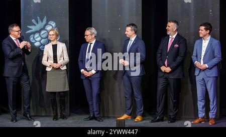 Von links: Mario Voigt Fraktionsvorsitzender CDU, Katja Wolf Fraktionsvorsitzender BSW, Georg Maier SPD, geschäftsführender Inneminister, Andreas Bühl Parlamentarischer Geschäftsführer CDU, Steffen Schütz Stellvertretender Fraktionsvorsitzender BSW, Lutz Liebscher Fraktionsvorsitzender SPD, 11.12.2024, Erfurt Deutschland, Politik, Unterzeichnung Regierungsvertrag Thüringen, Brombeer-Koalition *** von links Mario Voigt Fraktionsvorsitzender CDU , Katja Wolf Fraktionsvorsitzende BSW , Georg Maier SPD, amtierender Innenminister , Andreas Bühl Parlamentssekretär CDU , Steffen Schütz Stockfoto