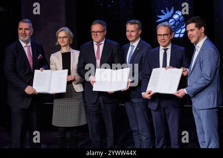 Präsentation der unterschriebenen Regierungsverträge von links: Steffen Schütz Stellvertretender Fraktionsvorsitzender BSW, Katja Wolf Fraktionsvorsitzender BSW, Mario Voigt Fraktionsvorsitzender CDU, Andreas Bühl Parlamentarischer Geschäftsführer CDU, Georg Maier SPD, geschäftsführender Inneminister, Lutz Liebscher Fraktionsvorsitzender SPD, 11.12.2024, Erfurt Deutschland, Politik, Unterzeichnung Regierungsvertrag Thüringen, Brombeer-Koalition *** Präsentation der unterzeichneten Regierungsverträge von links Steffen Schütz Stellvertretender Fraktionsvorsitzender BSW, Katja Wolf Fraktionsleiterin Stockfoto