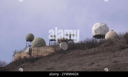 Fernansicht der fortschrittlichen Radarsysteme des israelischen Militärs in einer Kommunikationsbasis auf dem Berg Bental auf der syrischen Seite des Gebiets Quneitra auf den von Israel annektierten Golanhöhen, während die israelische Armee am 11. Dezember 2024 ihre Bodenkräfte in der syrischen Pufferzone in Golanhöhen, Israel, verstärkt. Stockfoto