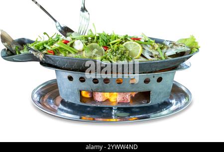 Gestanzt aus gedämpftem Seebarsch mit Limetten und Chillies, belegt mit gemischtem Gemüse auf weiß isoliert. Stockfoto