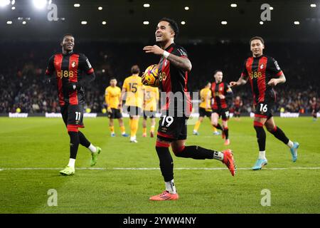 Das Foto vom 30. 11. 2024 von Justin Kluivert (Mitte) aus Bournemouth feiert das vierte Tor des Spiels aus dem Elfmeterschießen und seinen Hattrick. Justin Kluivert war der erste Spieler, der während des Auswärtssiegs von Bournemouth 4-2 bei den Wolves einen Hattrick von Elfmeterschießen in einem einzigen Spiel der Premier League erzielte. Ausgabedatum: Donnerstag, 12. Dezember 2024. Stockfoto